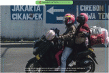 Pemudik dengan sepeda motor melintas di kawasan Simpang Jomin menuju arah Jakarta di Karawang, Jawa Barat. (Antara Foto/Aprilio Akbar).