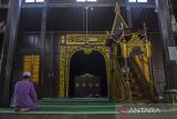 Umat islam berdoa di Masjid As Suada (Masjid Baangkat) di Desa Wasah Hilir, Kabupaten Hulu Sungai Selatan, Kalimantan Selatan, Jumat (7/4/2023). Masjid yang didirikan pada 1908 Masehi itu memiliki arsitektur berkonsep bangunan rumah tradisional Kalimantan Selatan. ANTARA/ Bayu Pratama S.