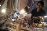 Pengunjung memindai QRIS dari aplikasi dompet elektronik DOKU di bazaar UMKM Diorama Art & Craft Market di Bandung, Jawa Barat, Sabtu (8/4/2023). Kehadiran DOKU di bazaar UMKM Diorama Art & Craft Market tersebut sebagai mitra pembayaran digital dengan metode pindai QRIS dalam rangka mendukung pengembangan pelaku UMKM di Jawa Barat. ANTARA FOTO/M Agung Rajasa/agr