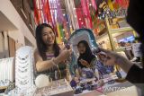 Pelaku UMKM menjelaskan produk kepada pengunjung saat bazaar UMKM Diorama Art & Craft Market di Bandung, Jawa Barat, Sabtu (8/4/2023). Kehadiran DOKU di bazaar UMKM Diorama Art & Craft Market tersebut sebagai mitra pembayaran digital dengan metode pindai QRIS dalam rangka mendukung pengembangan pelaku UMKM di Jawa Barat. ANTARA FOTO/M Agung Rajasa/agr