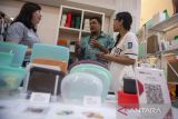 AVP of Merchant Acquisition - Business SME Herunata Joseph (tengah) bersama penyelenggara Diorama Art Market Agnes Inke (kanan) berbincang dengan pelaku usaha UMKM saat bazaar UMKM Diorama Art & Craft Market di Bandung, Jawa Barat, Sabtu (8/4/2023). Kehadiran DOKU di bazaar UMKM Diorama Art & Craft Market tersebut sebagai mitra pembayaran digital dengan metode pindai QRIS dalam rangka mendukung pengembangan pelaku UMKM di Jawa Barat. ANTARA FOTO/M Agung Rajasa/agr