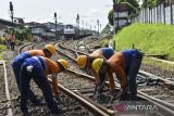 Pekerja memperbaiki wesel rel kereta api di perlintasan Kabupaten Ciamis, Jawa Barat, Sabtu (8/4/2023). PT Kereta Api Indonesia (KAI) Daerah Operasi (Daop) 2 Bandung melakukan perawatan dan perbaikan rel untuk memastikan keselamatan serta kenyamanan perjalanan mudik Lebaran serta menambah 82 petugas pemeriksa jalur dan penjaga perlintasan ekstra. ANTARA FOTO/Adeng Bustomi/agr