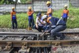 Pekerja memperbaiki wesel giometris rel kereta api di perlintasan Kabupaten Ciamis, Jawa Barat, Sabtu (8/4/2023). PT Kereta Api Indonesia (KAI) Daerah Operasi (Daop) 2 Bandung melakukan perawatan dan perbaikan rel untuk memastikan keselamatan serta kenyamanan perjalanan mudik Lebaran serta menambah 82 petugas pemeriksa jalur dan penjaga perlintasan ekstra. ANTARA FOTO/Adeng Bustomi/agr