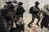 Israel serbu Al Aqsa, warga Palestina protes