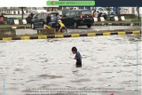 Hujan deras yang mengguyur selama dua jam dari pukul 16.00 WIB hingga 18.00 WIB mengakibatkan terjadinya bencana banjir yang salah satunya di sekitaran Terminal Tipe A KH Ahmad Sanusi, Jalur Lingkar Selatan Kota Sukabumi, Jabar pada Kamis 9/3/2023. (Antara/Aditia Rohman).
