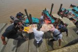 Warga dan pihak keluarga menggotong jenazah yang ditutupi selimut saat pemulangannya ke kampung halaman di Seberang Kota dari Pelabuhan LLASDP Tanjung Jabung Barat, Jambi, Sabtu (8/4/2023). Kecamatan Seberang Kota merupakan salah satu desa terisolir di daerah itu yang hanya bisa ditempuh dengan menyeberangi sungai menggunakan kapal atau perahu motor dari pusat kota Kabupaten Tanjung Jabung Barat. ANTARA FOTO/Wahdi Septiawan/hp.