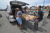 Warga dan pihak keluarga menggotong jenazah yang ditutupi selimut saat pemulangannya ke kampung halaman di Seberang Kota dari Pelabuhan LLASDP Tanjung Jabung Barat, Jambi, Sabtu (8/4/2023). Kecamatan Seberang Kota merupakan salah satu desa terisolir di daerah itu yang hanya bisa ditempuh dengan menyeberangi sungai menggunakan kapal atau perahu motor dari pusat kota Kabupaten Tanjung Jabung Barat. ANTARA FOTO/Wahdi Septiawan/hp.