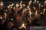 Ratusan suporter menyalakan lilin saat aksi 1000 lilin dan doa syukur di Bandung, Jawa Barat, Minggu (9/4/2023). Aksi yang di gelar oleh Gerakan Sepak Bola Indonesia tersebut sebagai bentuk rasa syukur publik terhadap sanksi ringan yang di terima Indonesia dari FIFA serta harapan baru untuk kemajuan sepak bola Indonesia. ANTARA FOTO/M Agung Rajasa/agr
