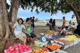 Beberapa pedagang asal Pemangkat, Kabupaten Sambas, Kalimantan Barat, yang mengelar dagangannya di area pelabuhan Pulau Tambelan, Jumat (6/4)  ketika  Kapal Perintis merapat mengaku menekuni penjualan barang antar pulau karena dagangan mereka cepat laku. Menurut pedagang, biasanya mereka membawa kebutuhan harian terutama sayur, buah-buahan, roti  dan bumbu dapur.  Walau untung sedikit tapi apapun yang mereka bawa cepat laku di beli warga  karena di pulau biasanya tidak ada pasar dan mereka sulit mendapatkan kebutuhan bahan dapur.
Para pedagang antar pulau yang berasal dari Pemangkat, Kabupaten Sambas, Provinsi Kalimantan Barat biasanya ikut dalam pelayaran Kapal Perintis yang mengelilingi wilayah Kepri dari Sintete (Kalbar) terus ke Serasan-Subi-Midai-Ranai-Pulau Laut- Tarempa-Letung-Tanjungpinang, pulang pergi dalam masa 12 hari pelayaran. 
Foto ANTARA/Evy R. Syamsir