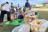 Beberapa pedagang asal Pemangkat, Kabupaten Sambas, Kalimantan Barat, yang mengelar dagangannya di area pelabuhan Pulau Tambelan, Jumat (6/4)  ketika  Kapal Perintis merapat mengaku menekuni penjualan barang antar pulau karena dagangan mereka cepat laku. Menurut pedagang, biasanya mereka membawa kebutuhan harian terutama sayur, buah-buahan, roti  dan bumbu dapur.  Walau untung sedikit tapi apapun yang mereka bawa cepat laku di beli warga  karena di pulau biasanya tidak ada pasar dan mereka sulit mendapatkan kebutuhan bahan dapur.
Para pedagang antar pulau yang berasal dari Pemangkat, Kabupaten Sambas, Provinsi Kalimantan Barat biasanya ikut dalam pelayaran Kapal Perintis yang mengelilingi wilayah Kepri dari Sintete (Kalbar) terus ke Serasan-Subi-Midai-Ranai-Pulau Laut- Tarempa-Letung-Tanjungpinang, pulang pergi dalam masa 12 hari pelayaran. 
Foto ANTARA/Evy R. Syamsir