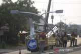 Pekerja menyelesaikan pemasangan lampu Penerangan Jalan Umum (PJU) di Jalur Pantura Losarang, Indramayu, Jawa Barat, Minggu (9/4/2023). Pemasangan lampu PJU di jalur pantura tersebut untuk meningkatkan kenyamanan para pemudik saat arus mudik mendatang. ANTARA FOTO/Dedhez Anggara/agr