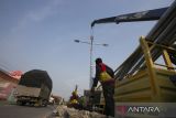 Pekerja menyelesaikan pemasangan lampu Penerangan Jalan Umum (PJU) di Jalur Pantura Losarang, Indramayu, Jawa Barat, Minggu (9/4/2023). Pemasangan lampu PJU di jalur pantura tersebut untuk meningkatkan kenyamanan para pemudik saat arus mudik mendatang. ANTARA FOTO/Dedhez Anggara/agr