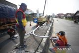 Pekerja menyelesaikan pemasangan lampu Penerangan Jalan Umum (PJU) di Jalur Pantura Losarang, Indramayu, Jawa Barat, Minggu (9/4/2023). Pemasangan lampu PJU di jalur pantura tersebut untuk meningkatkan kenyamanan para pemudik saat arus mudik mendatang. ANTARA FOTO/Dedhez Anggara/agr