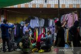 Calon pembeli memilih pakaian bekas impor di kawasan Pasar Baru, Banjarmasin, Kalimantan Selatan, Minggu (9/4/2023). Menurut pedagang, penjualan barang thrift atau pakaian bekas impor pada bulan Ramadhan dan menjelang Lebaran meningkat hingga 60 persen dari hari biasa. ANTARA/Bayu Pratama S.