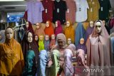 Warga memilih pakaian muslim di Pasar Baru Trade Center, Bandung, Jawa Barat, Minggu (9/4/2023). Pedagang Pasar Baru Trade Center menyatakan, penjualan pakaian muslim pada Bulan Ramadhan tahun ini mengalami peningkatan hingga 85 persen dari hari biasanya dan diprediksi akan terus naik hingga H-1 lebaran. ANTARA FOTO/Raisan Al Farisi/agr