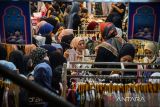 Warga memilih pakaian muslim di Pasar Baru Trade Center, Bandung, Jawa Barat, Minggu (9/4/2023). Pedagang Pasar Baru Trade Center menyatakan, penjualan pakaian muslim pada Bulan Ramadhan tahun ini mengalami peningkatan hingga 85 persen dari hari biasanya dan diprediksi akan terus naik hingga H-1 lebaran. ANTARA FOTO/Raisan Al Farisi/agr