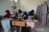 Para pekerja menyelesaikan pembuatan busana muslim untuk pesanan konsumen di Industri Kecil Menengah (IKM) Fashion Florimia, Banda Aceh, Aceh, Sabtu (8/4/2023). Pelaku usaha di daerah itu menyatakan, permintaan busana muslim untuk kebutuhan Idul Fitri tahun 2023 meningkat hingga 30 persen dibanding tahun sebelumnya dengan pangsa pasar mayoritas pulau Jawa, Kalimantan, Sumatera dan sebagian kecil untuk konsumen lokal di Aceh dengan harga penawaran busana muslim  Rp200.000 hingga Rp500.000 per set. ANTARA FOTO/Ampelsa.