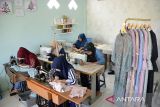 Para pekerja menyelesaikan pembuatan busana muslim untuk pesanan konsumen di Industri Kecil Menengah (IKM) Fashion Florimia, Banda Aceh, Aceh, Sabtu (8/4/2023). Pelaku usaha di daerah itu menyatakan, permintaan busana muslim untuk kebutuhan Idul Fitri tahun 2023 meningkat hingga 30 persen dibanding tahun sebelumnya dengan pangsa pasar mayoritas pulau Jawa, Kalimantan, Sumatera dan sebagian kecil untuk konsumen lokal di Aceh dengan harga penawaran busana muslim  Rp200.000 hingga Rp500.000 per set. ANTARA FOTO/Ampelsa.