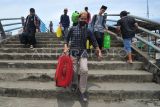 Pemudik kapal cepat tujuan Pulau Kijang, Indragiri Hilir, Riau berjalan menuju kapal sebelum meninggalkan Pelabuhan LLASDP Tanjung Jabung Barat, Jambi, Sabtu (8/4/2023). Sejumlah warga memilih mudik lebaran lebih awal untuk menghindari terjadinya kepadatan penumpang saat puncak arus mudik. ANTARA FOTO/Wahdi Septiawan/aww.