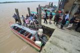 Pemudik kapal cepat tujuan Pulau Kijang, Indragiri Hilir, Riau menaiki kapal sebelum meninggalkan Pelabuhan LLASDP Tanjung Jabung Barat, Jambi, Sabtu (8/4/2023). Sejumlah warga memilih mudik lebaran lebih awal untuk menghindari terjadinya kepadatan penumpang saat puncak arus mudik. ANTARA FOTO/Wahdi Septiawan/aww.