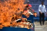 Sejumlah pakaian bekas impor dimusnahkan di Dermaga Kantor Wilayah Bea Cukai Sumatera Utara, Belawan, Medan, Senin (10/4/2023). Bea Cukai Sumatera Utara bersama Bea Cukai Teluk Nibung memusnahkan 634 ballpress berisi pakaian dan sepatu bekas impor ilegal serta 15 kantong berisi rempah - rempah senilai Rp 1,268 miliar dari hasil penindakan tahun 2020 hingga 2022. ANTARA FOTO/Fransisco Carolio