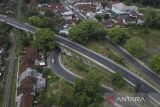 Foto udara kendaraan melintas di jalur mudik selatan, Rajapolah, Kabupaten Tasikmalaya, Jawa Barat, Senin (10/4/2023). Jalur mudik selatan menuju Jawa Tengah atau sebaliknya merupakan jalur yang sering dilalui kendaraan para pemudik saat arus mudik Lebaran. ANTARA FOTO/Adeng Bustomi/agr