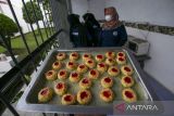 Warga Binaan Pemasyarakatan (WBP) wanita menyelesaikan pembuatan kue kering di lapas Kelas 2B Indramayu, Jawa Barat, Senin (10/4/2023). Lapas Kelas 2B Indramayu memberikan pembinaan keterampilan bagi warga binaan wanita dengan membuat kue kering untuk kebutuhan Lebaran dan dijual seharga Rp25 ribu per toples. ANTARA FOTO/Dedhez Anggara/agr