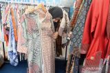 Warga melihat baju lebaran yang dijual di pasar murah Ramadhan di Gedung Kartini, Malang, Jawa Timur, Senin (10/4/2023). Pasar murah tersebut diadakan untuk membantu masyarakat memenuhi kebutuhan lebaran sekaligus sebagai upaya menekan inflasi jelang hari raya Idul Fitri. ANTARA Jatim/Ari Bowo Sucipto/zk 