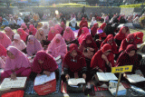 Sejumlah peserta membaca Al Quran saat Bogor Ngaos (Ngaji) Al Quran di Alun-Alun Kota Bogor, Jawa Barat, Minggu (9/4/2023). Kegiatan Bogor Ngaos Al Quran ke-2 yang diikuti sebanyak 1000 peserta dari wilayah Kota dan Kabupaten Bogor tersebut bertujuan untuk mendakwahkan dan mensyiarkan membaca Al Quran bagi umat muslim di bulan suci Ramadhan 1444 H. ANTARA FOTO/Arif Firmansyah/foc.
