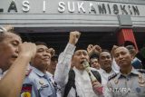 Mantan Ketua Umum Partai Demokrat Anas Urbaningrum (tengah) menyampaikan pidato usai keluar dari Lapas Kelas I Sukamiskin, Bandung, Jawa Barat, Selasa (11/4/2023). Terpidana kasus korupsi proyek Hambalang tersebut bebas dari Lembaga Pemasyarakatan (Lapas) Kelas IA Sukamiskin dengan status Cuti Menjelang Bebas (CMB) setelah menjalani hukuman 8 tahun penjara. ANTARA FOTO/Novrian Arbi/agr