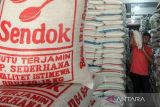 Warga membeli beras di pusat grosir penjualan beras untuk zakat fitrah, Pasar Inpres Lhokseumawe, Aceh, Selasa (11/4//2023). Meningkatnya permintaan beras untuk kebutuhan zakat fitrah menyebabkan harga beras premium berbagai merek naik 20 hingga 30 persen dari Rp140 ribu per karung naik Rp170 ribu hingga Rp180 ribu per karung. Antara Aceh/Rahmad