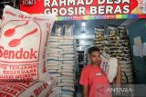 Warga membeli beras di pusat grosir penjualan beras untuk zakat fitrah, Pasar Inpres Lhokseumawe, Aceh, Selasa (11/4//2023). Meningkatnya permintaan beras untuk kebutuhan zakat fitrah menyebabkan harga beras premium berbagai merek naik 20 hingga 30 persen dari Rp140 ribu per karung naik Rp170 ribu hingga Rp180 ribu per karung. Antara Aceh/Rahmad