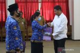 Wali Kota Kediri Abdullah Abu Bakar (kanan) menyerahkan petikan Surat Keputusan (SK) pengangkatan Pegawai Negeri Sipil (PNS) kepada Calon Pegawai Negeri Sipil (CPNS) di Balai Kota Kediri, Jawa Timur, Selasa (11/4/2023). Sebanyak 182 CPNS formasi tahun 2021 Kota Kediri dilantik dan diambil sumpahnya menjadi PNS sekaligus menerima SK PNS. ANTARA Jatim/Prasetia Fauzani/zk 