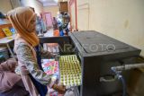 Produksi Kue Kering Jelang Lebaran