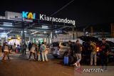 Pemudik yang akan menggunakan kereta Kutojaya Selatan turun dari kendaraan di Stasiun Kiaracondong, Bandung, Jawa Barat, Selasa (11/4/2023). PT KAI Daop 2 mencatat jumlah penumpang kereta api di Stasiun Kiaracondong dari Bandung menuju Jawa Tengah dan Jawa Timur periode 12 April hingga 3 Mei 2023 mencapai 55.675 penumpang. ANTARA FOTO/Raisan Al Farisi/agr
