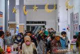 Pemudik yang akan menggunakan kereta Kutojaya Selatan berjalan menuju peron di Stasiun Kiaracondong, Bandung, Jawa Barat, Selasa (11/4/2023). PT KAI Daop 2 mencatat jumlah penumpang kereta api di Stasiun Kiaracondong dari Bandung menuju Jawa Tengah dan Jawa Timur periode 12 April hingga 3 Mei 2023 mencapai 55.675 penumpang. ANTARA FOTO/Raisan Al Farisi/agr
