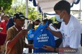 Petugas PT KAI (Persero) melayani pembelian paket kebutuhan pokok saat Bazar Murah Ramadhan 2023 di kawasan Stasiun KA Madiun, Jawa Timur, Rabu (12/4/2023). PT KAI Daerah Operasi 7 Madiun menyediakan seribu paket bahan pokok masing-masing senilai Rp75.000 dan dijual dengan harga Rp25.000 kepada warga dan pelanggan KA yang merupakan bagian dari tanggung jawab sosial perusahaan atau Corporate Social Responsibility (CSR). ANTARA Jatim/Siswowidodo/zk