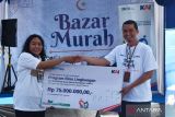 Perwakilan dari Corporate Social Responsibility (CSR) kantor pusat PT KAI Ichwan (kanan) menyahkan secara simbolis program bina lingkungan kepada Deputy Vice President PT KAI Daerah Operasi 7 Madiun Irene Margareth Konstantine saat Bazar Murah Ramadhan 2023 di kawasan Stasiun KA Madiun, Jawa Timur, Rabu (12/4/2023). PT KAI Daerah Operasi 7 Madiun menyediakan seribu paket bahan pokok masing-masing senilai Rp75.000 dan dijual dengan harga Rp25.000 kepada warga dan pelanggan KA yang merupakan bagian dari tanggung jawab sosial perusahaan atau Corporate Social Responsibility (CSR). ANTARA Jatim/Siswowidodo/zk