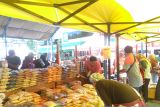 Lapak penjual kue kering di Pasar Murah ramai dikunjungi pembeli