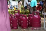 Sejumlah warga antri mendapakan gas elpiji tiga kilogram bersubsidi saat berlangsung  operasi pasar murah dan layanan penukaran tabungan gas  di desa Darussalam, Banda Aceh, Aceh, (12/4/2023). Layanan penukaran tabung gas elpiji tiga kilogram subsidi dengan tabung gas elpiji non subsidi di sejumlah lokasi itu, merupakan tindak lanjut dari Surat Edaran Gubernur Aceh Nomor 540/835 tentang penggunaan elpiji subsidi tepat sasaran yang mengimbau Aparatur Sipil Negara (ASN) di lingkungan pemerintah Aceh yang masih menggunakan gas elpiji subsisidi beralih  ke gas elpiji non subsidi. ANTARA FOTO/Ampelsa.