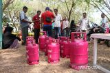 Sejumlah warga antri mendapakan gas elpiji tiga kilogram bersubsidi saat berlangsung  operasi pasar murah dan layanan penukaran tabungan gas  di desa Darussalam, Banda Aceh, Aceh, (12/4/2023). Layanan penukaran tabung gas elpiji tiga kilogram subsidi dengan tabung gas elpiji non subsidi di sejumlah lokasi itu, merupakan tindak lanjut dari Surat Edaran Gubernur Aceh Nomor 540/835 tentang penggunaan elpiji subsidi tepat sasaran yang mengimbau Aparatur Sipil Negara (ASN) di lingkungan pemerintah Aceh yang masih menggunakan gas elpiji subsisidi beralih  ke gas elpiji non subsidi. ANTARA FOTO/Ampelsa.