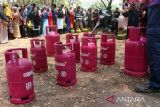 Sejumlah warga antri mendapakan gas elpiji tiga kilogram bersubsidi saat berlangsung  operasi pasar murah dan layanan penukaran tabungan gas  di desa Darussalam, Banda Aceh, Aceh, (12/4/2023). Layanan penukaran tabung gas elpiji tiga kilogram subsidi dengan tabung gas elpiji non subsidi di sejumlah lokasi itu, merupakan tindak lanjut dari Surat Edaran Gubernur Aceh Nomor 540/835 tentang penggunaan elpiji subsidi tepat sasaran yang mengimbau Aparatur Sipil Negara (ASN) di lingkungan pemerintah Aceh yang masih menggunakan gas elpiji subsisidi beralih  ke gas elpiji non subsidi. ANTARA FOTO/Ampelsa.