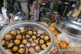 Penjual melayani pembeli kue kering di pusat pasar kuliner Lhokseumawe, Aceh, Rabu (12/4/2023). Penjualan berbagai jenis kue Lebaran produksi Usaha Mikro, Kecil, dan Menengah (UMKM) untuk Lebaran Idul Fitri 1444 H dari harga Rp50.000 - Rp140.000 per kg mulai meningkat. ANTARA/Rahmad