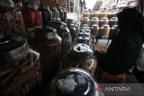 Penjual melayani pembeli kue kering di pusat pasar kuliner Lhokseumawe, Aceh, Rabu (12/4/2023). Penjualan berbagai jenis kue Lebaran produksi Usaha Mikro, Kecil, dan Menengah (UMKM) untuk Lebaran Idul Fitri 1444 H dari harga Rp50.000 - Rp140.000 per kg mulai meningkat. ANTARA/Rahmad