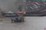 Kapal Jukung pengangkut 40 ton beras terbakar di Sungai Musi Palembang