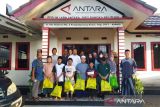 Kepala Biro ANTARA Babel, Joko Susilo beserta Karyawan foto bersama anak yatim di Pangkalpinang, Kamis (13-04-2023).