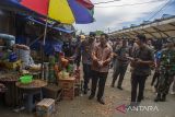 Bupati Hulu Sungai Tengah (HST) H Aulia Oktafiandi (tengah) berbincang dengan Plt Kepala Dinas Perdagangan HST Rafianor Rahman (kanan) saat mengunjungi Pasar Keramat di Barabai, Kabupaten Hulu Sungai Tengah, Kalimantan Selatan, Kamis (13/4/2023). Kunjungan Bupati ke pasar tersebut untuk mengecek stabilitas harga dan ketersediaan bahan kebutuhan pokok jelang Lebaran. ANTARA/Bayu Pratama S.