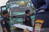 Petugas Dinas Perhubungan (Dishub) Ciamis memeriksa kondisi bus Antar Kota Antar Provinsi (AKAP) di Terminal Kabupaten Ciamis, Jawa Barat, Kamis (13/4/2023). Pengujian armada AKAP tersebut meliputi pengecekan administrasi dan pemeriksaan teknis untuk mengurangi potensi terjadinya kecelakaan akibat pengoperasian bus yang tidak layak jalan, terutama saat mudik Lebaran. ANTARA FOTO/Adeng Bustomi/agr
