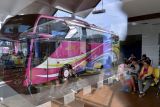 Calon penumpang bus menunggu jadwal keberangkatan di Terminal Mengwi, Badung, Bali, Rabu (12/4/2023). Sebanyak 245 unit armada bus yang dioperasikan oleh 33 perusahaan otobus disiapkan untuk mengantisipasi lonjakan penumpang di terminal bus terbesar di Bali tersebut selama masa arus mudik Lebaran 2023. ANTARA FOTO/Fikri Yusuf/wsj.