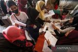 Warga dari Keluarga Penerima Manfaat (KPM) membawa pulang beras saat penyaluran Bantuan Cadangan Beras Pemerintah (BCBP) di kantor Pos Lhokseumawe, Aceh, Kamis (13/4/2023). Perum Bulog wilayah Lhokseumawe bersama PT Pos Indonesia setempat menyalurkan 39 ton beras medium secara bertahap kepada 12.978 KPM berpenghasilan rendah yang masing-masing menerima 10 kilogram dari program bantuan pangan pemerintah untuk membantu masyarakat dalam memenuhi kebutuhan pokok. ANTARA/Rahmad